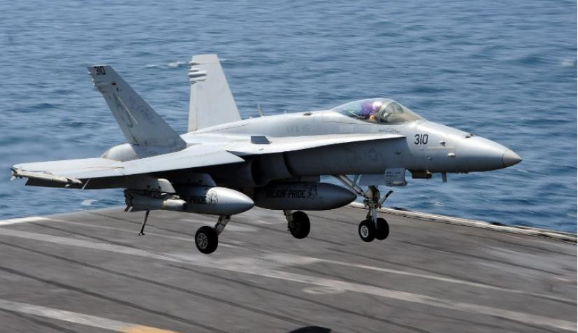 Máy bay chiến đấu F/A-18 Super Hornet Hải quân Mỹ không kích Iraq