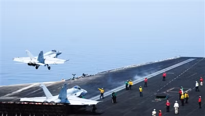 Ngày 8 tháng 8 năm 2014, máy bay chiến đấu F/A-18 Super Hornet cất cánh từ tàu sân bay động cơ hạt nhân USS George Bush tiến hành không kích lực lượng ISIS của Iraq