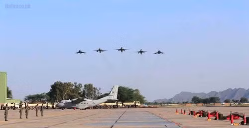 Phi đội máy bay chiến đấu Mirage và F-16 của Không quân Pakistan (nguồn mạng quân sự sina Trung Quốc)