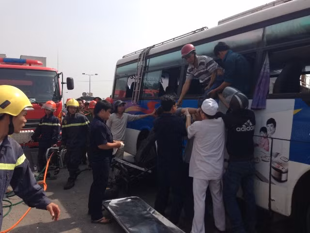 Những nạn nhân đã được đưa ra ngoài trong tình trạng đa chấn thương, mất nhiều máu Những nạn nhân đã được đưa ra ngoài trong tình trạng đa chấn thương, mất nhiều máu