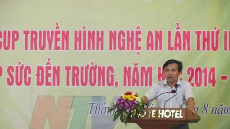 Phát biểu tại cuộc vận động "tiếp sức đến trường" ông Nguyễn Như Khôi - Giám đốc đài PT-TH Nghệ An mong muốn các đơn vị, tổ chức, cá nhân ủng hộ, giúp đỡ được nhiều hơn cho các học sinh vùng sâu, vùng xa Nghệ An Phát biểu tại cuộc vận động "tiếp sức đến trường" ông Nguyễn Như Khôi - Giám đốc đài PT-TH Nghệ An mong muốn các đơn vị, tổ chức, cá nhân ủng hộ, giúp đỡ được nhiều hơn cho các học sinh vùng sâu, vùng xa Nghệ An