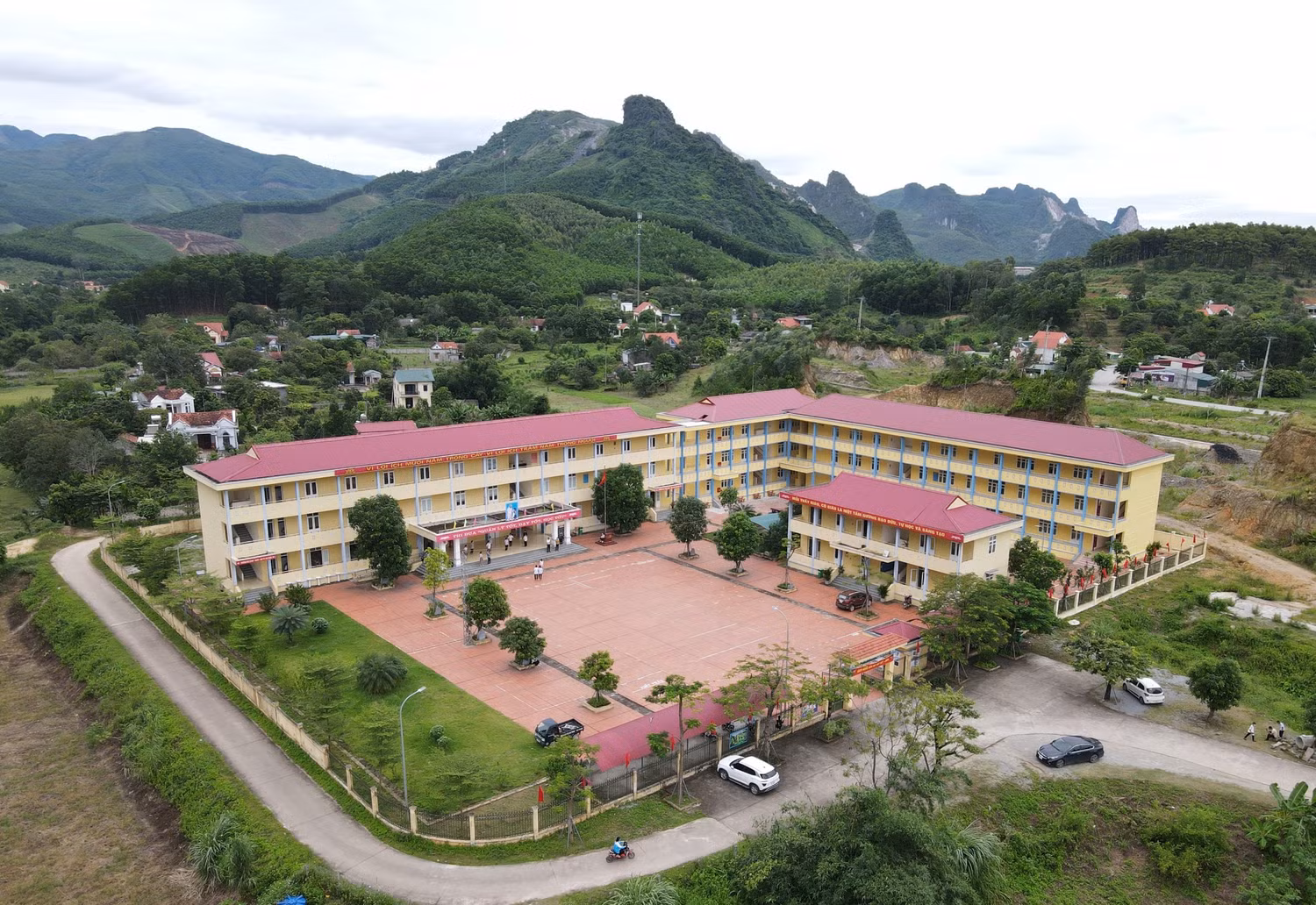 Điều kiện cơ sở vật chất tốt tạo thuận lợi cho nhà trường trong việc thực hiện Chương trình Giáo dục phổ thông 2018 (Ảnh: Phạm Linh)