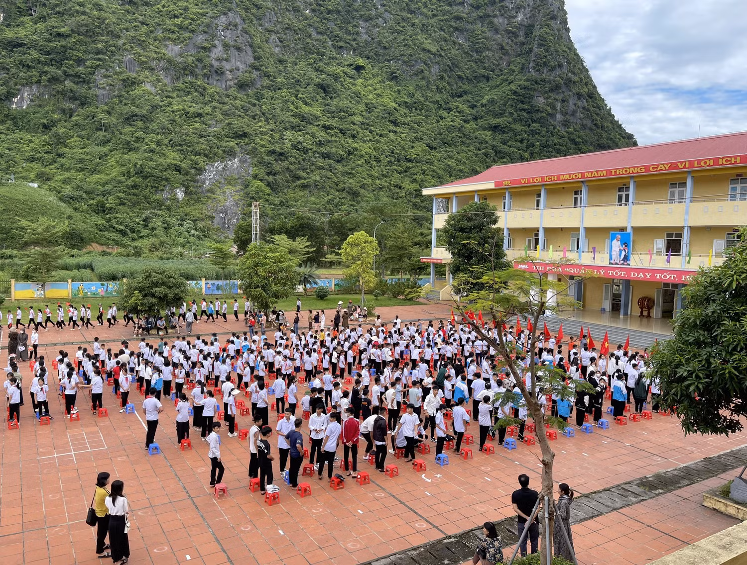 Học sinh hào hứng trong ngày tựu trường (Ảnh: Phạm Linh)