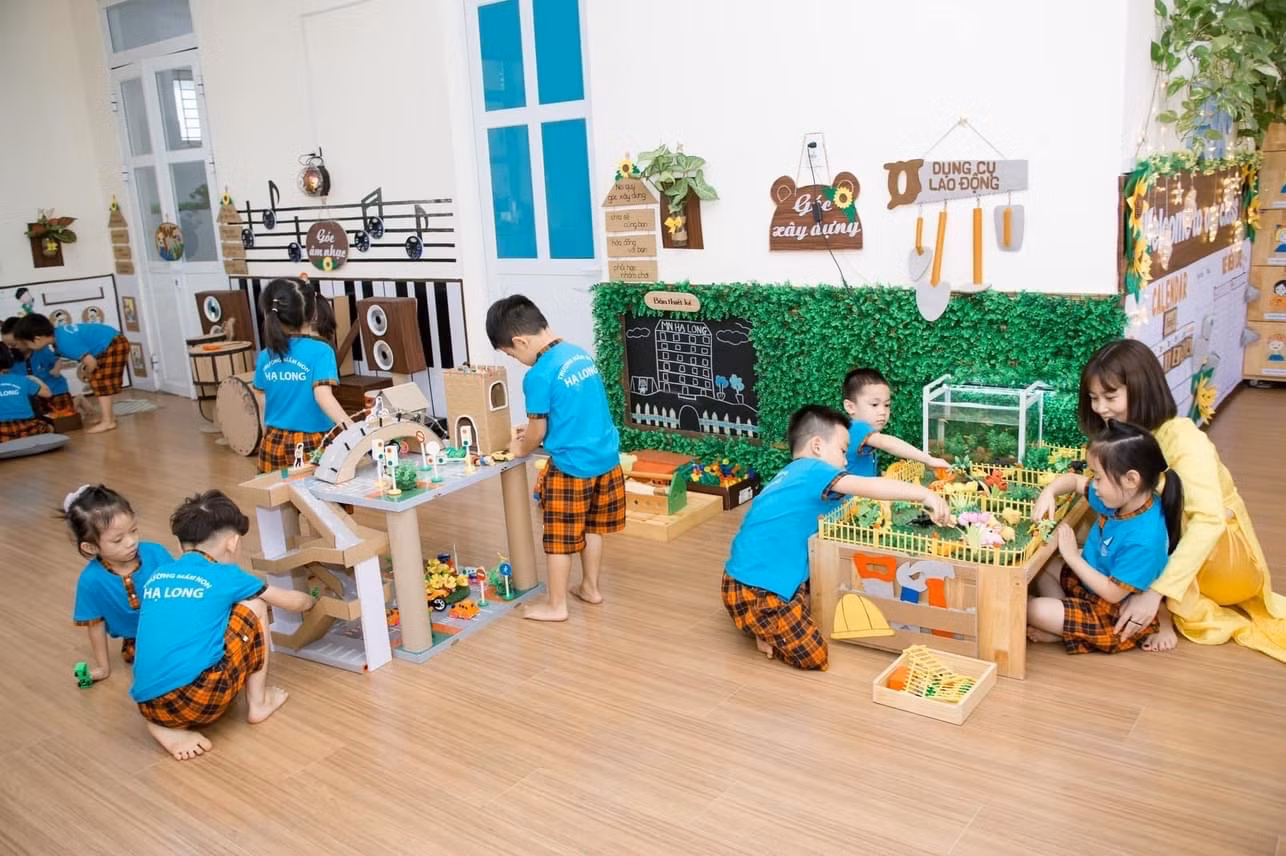 Nhà trường chú trọng tập huấn chuyên môn cho đội ngũ giáo viên để đảm bảo chất lượng nuôi dạy trẻ (Ảnh: Phạm Linh)
