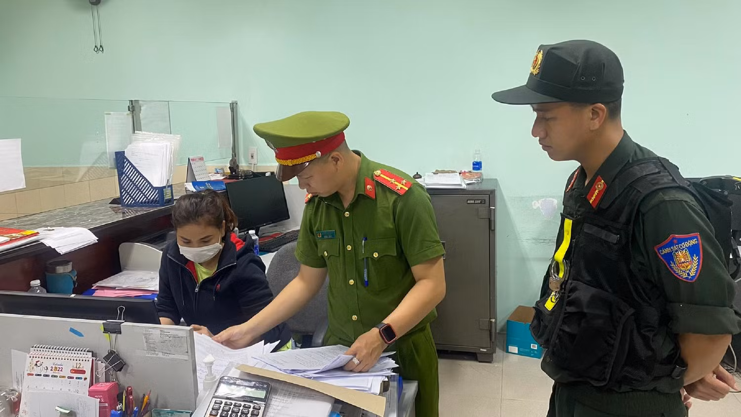 Cơ quan công an khám xét nơi ở và nơi làm việc của Lâm Thị Hồng Tâm (người ngồi ngoài cùng bên trái) - thủ quỹ Trường Đại học Bách khoa Đà Nẵng. Ảnh: AN