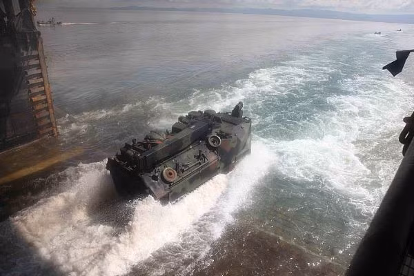 Xe chiến đấu từ chiến hạm đổ bộ USS Oak Hill (LSD 51) cơ động chở thuỷ quân lục chiến trên biển Caribbean.