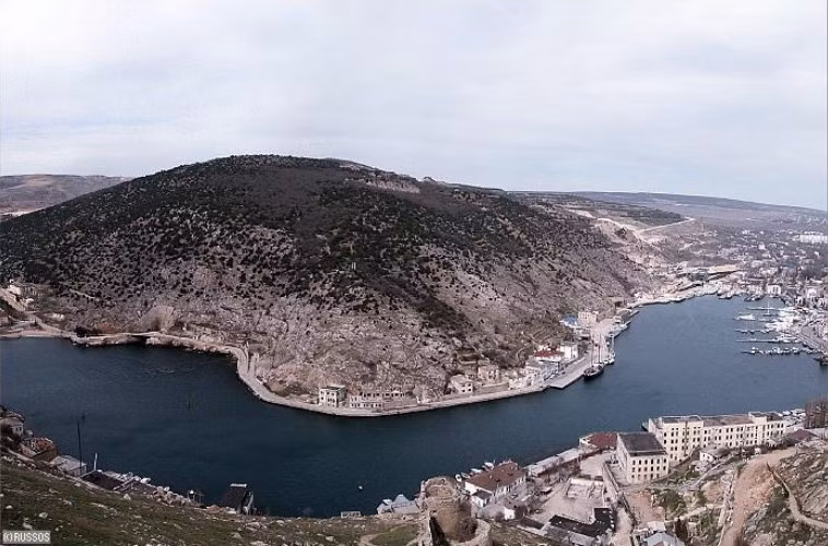 Toàn cảnh Vịnh Balaklava Bay trên bờ Biển Đen. Bên dưới dải núi này này một căn cứ tàu ngầm tuyệt mật do Hải quân Nga xây dựng và sử dụng. Toàn cảnh Vịnh Balaklava Bay trên bờ Biển Đen. Bên dưới dải núi này này một căn cứ tàu ngầm tuyệt mật do Hải quân Nga xây dựng và sử dụng.
