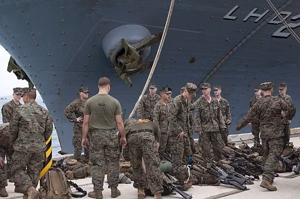 Lực lượng lính thuỷ đánh bộ Mỹ trên tàu đổ bộ USS Essex (LHD 2) trở về căn cứ hải quân White Beach trên đảo Okinawa, Nhật Bản sau khi hoàn thành tập trận với quân đội Philippine trên Biển Đông.