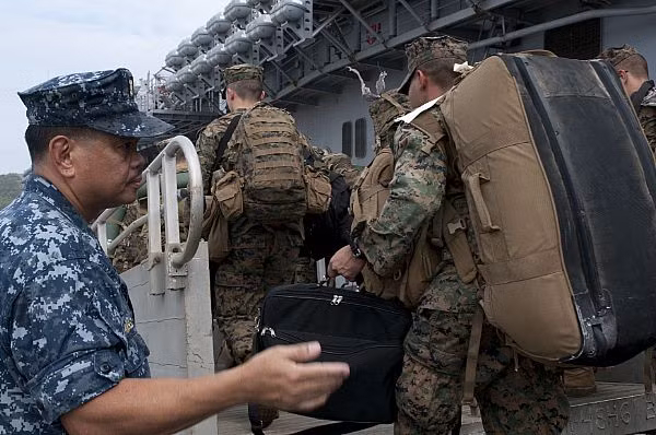 Lực lượng lính thuỷ đánh bộ Mỹ trên tàu đổ bộ USS Essex (LHD 2) trở về căn cứ hải quân White Beach trên đảo Okinawa, Nhật Bản sau khi hoàn thành tập trận với quân đội Philippine trên Biển Đông.