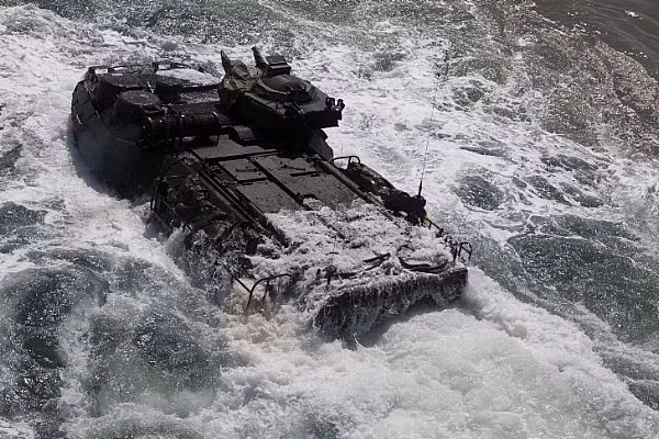 Xe chiến đấu từ chiến hạm đổ bộ USS Oak Hill (LSD 51) cơ động chở thuỷ quân lục chiến trên biển Caribbean.