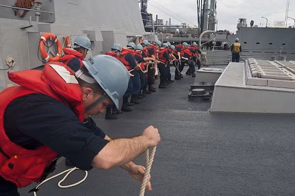 Các thuỷ thủ trên chiến hạm tên lửa USS Mustin (DDG 89), thuộc hạm đội tàu khu trục số 15 đảm nhiệm tuần tra khu vực Tây Thái Bình Dương. Ảnh chụp ngày 7/11/2011 khi USS Mustin (DDG 89) đang có mặt trên Biển Đông/Nam Trung Hoa.