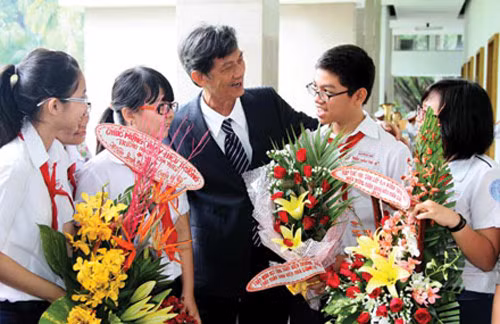 Đừng để chiếc "phong bì" làm ảnh hưởng đến tình cảm thầy trò đáng trân quý. (Ảnh: Báo Thanh Niên)