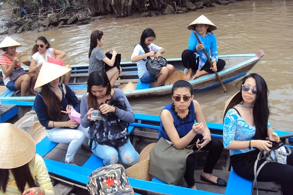 Sinh viên Philippines tham quan Đồng bằng Sông Cửu Long.