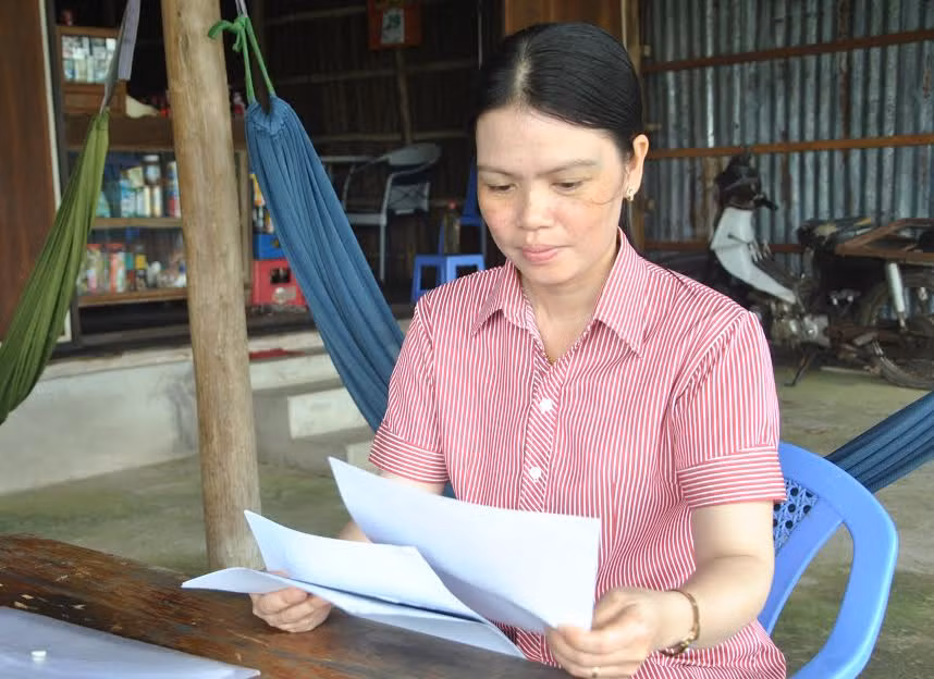 Cô Mai Lệ Cẩm bức xúc cho rằng: “Tôi là con người chứ không phải ‘trái banh’ mà ai muốn đá đi đâu thì đá”. Cô Mai Lệ Cẩm bức xúc cho rằng: “Tôi là con người chứ không phải ‘trái banh’ mà ai muốn đá đi đâu thì đá”.