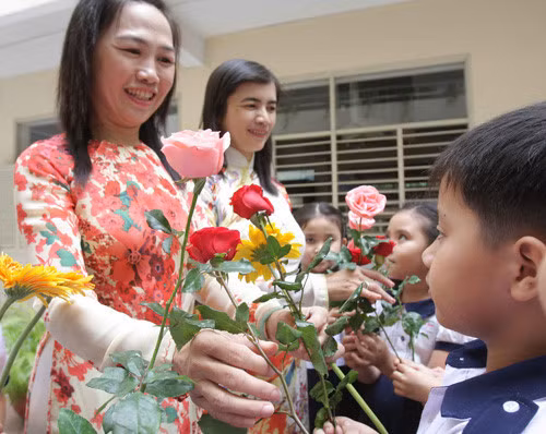 Nhiều thầy cô giáo quyết tâm không nhận quà của học sinh dù là nhỏ nhất. (Ảnh minh họa từ báo Thanh Niên)
