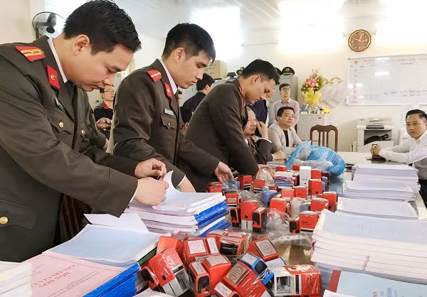 Phòng PA84 – Công an Thành phố Hà Nội đã thu giữ nhiều con dấu và quyển hóa đơn.