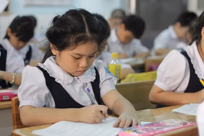 Ngoài luyện viết trên lớp, buổi tối về nhà các em vẫn phải cặm cụi viết chữ. (Ảnh: Zing.vn)