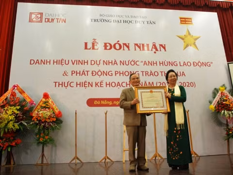 Nhà giáo Lê Công Cơ được trao tặng danh hiệu "Anh hùng lao động". (Ảnh: Thethaovanhoa.vn)