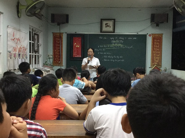 Mở lớp học Nhân cách sống, cô Sương mong muốn sẽ giúp học sinh tự hoàn thiện bản thân ở lứa tuổi cần khắc sâu theo chủ đề: Hiếu đạo và Học ăn, học nói, học gói, học mở. (Ảnh: Vân Anh) Mở lớp học Nhân cách sống, cô Sương mong muốn sẽ giúp học sinh tự hoàn thiện bản thân ở lứa tuổi cần khắc sâu theo chủ đề: Hiếu đạo và Học ăn, học nói, học gói, học mở. (Ảnh: Vân Anh)