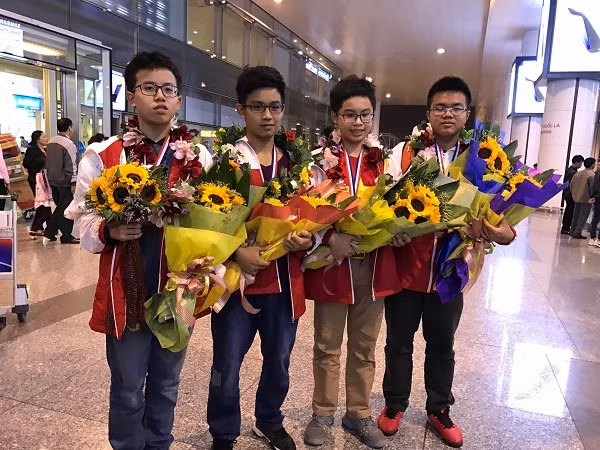 4 học sinh của trường THCS Cầu Giấy xuất sắc đạt giải Vàng tại kỳ thi WMTC tại Hàn Quốc. Ảnh Hữu Thọ