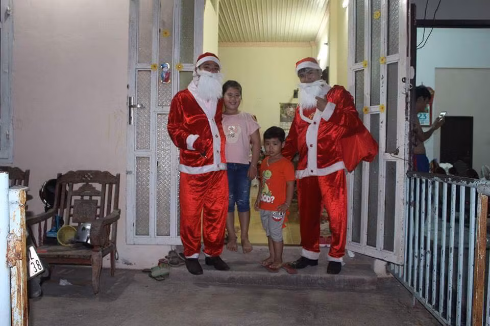 Ông già Noel là biểu tượng ban phát tình yêu thương, giúp gieo vào lòng những đứa trẻ về lòng nhân ái và những đức tính tốt.