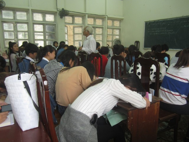 Sinh viên một trường ngủ trong giờ khi thầy giáo giảng bài. (Ảnh: Mai Ly) Sinh viên một trường ngủ trong giờ khi thầy giáo giảng bài. (Ảnh: Mai Ly)