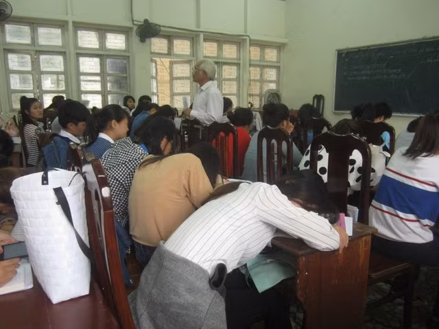 Sinh viên một trường ngủ trong giờ khi thầy giáo giảng bài. (Ảnh: Mai Ly)