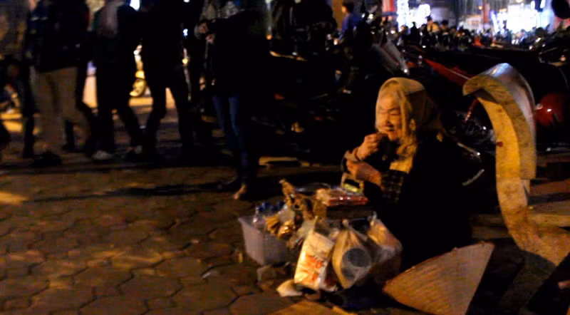 Cụ bà mù lòa bán hàng rong ven Hồ Gươm