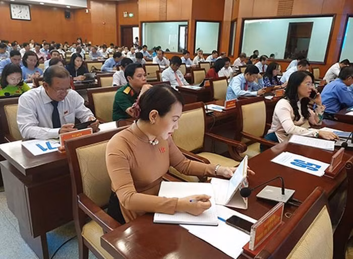Các đại biểu Hội đồng Nhân dân Thành phố Hồ Chí Minh tham dự một kỳ họp (ảnh: P.L) Các đại biểu Hội đồng Nhân dân Thành phố Hồ Chí Minh tham dự một kỳ họp (ảnh: P.L)
