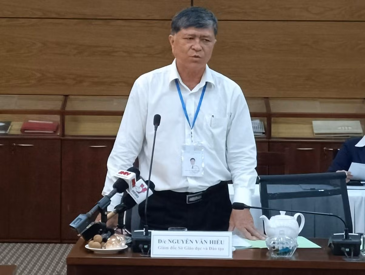 Ông Nguyễn Văn Hiếu - Giám đốc Sở Giáo dục và Đào tạo Thành phố Hồ Chí Minh báo cáo tại buổi làm việc (ảnh: P.L) Ông Nguyễn Văn Hiếu - Giám đốc Sở Giáo dục và Đào tạo Thành phố Hồ Chí Minh báo cáo tại buổi làm việc (ảnh: P.L)