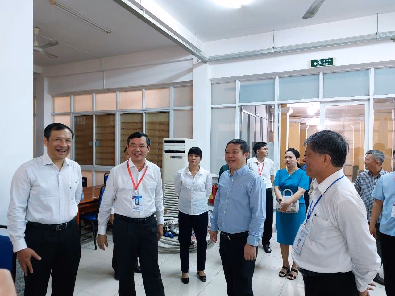 Đoàn lãnh đạo Bộ Giáo dục và Đào tạo đi kiểm tra một điểm thi tại Thành phố Hồ Chí Minh (ảnh: P.L) Đoàn lãnh đạo Bộ Giáo dục và Đào tạo đi kiểm tra một điểm thi tại Thành phố Hồ Chí Minh (ảnh: P.L)