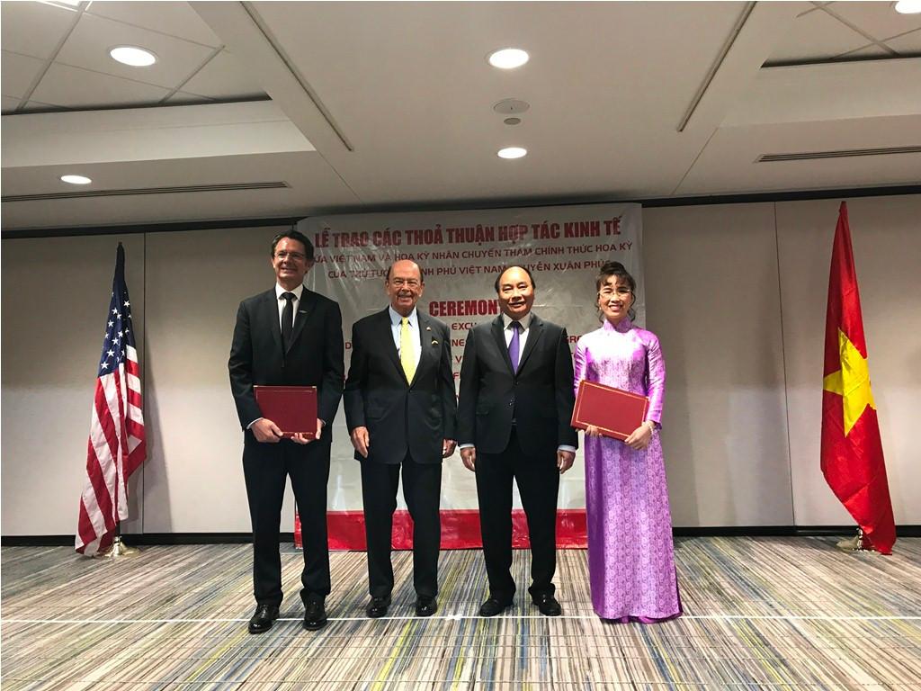 Thủ tướng Nguyễn Xuân Phúc và Bộ trưởng Thương mại Mỹ Wilbur L. Ross chụp ảnh cùng hai doanh nghiệp - ảnh nguồn Vietjet.