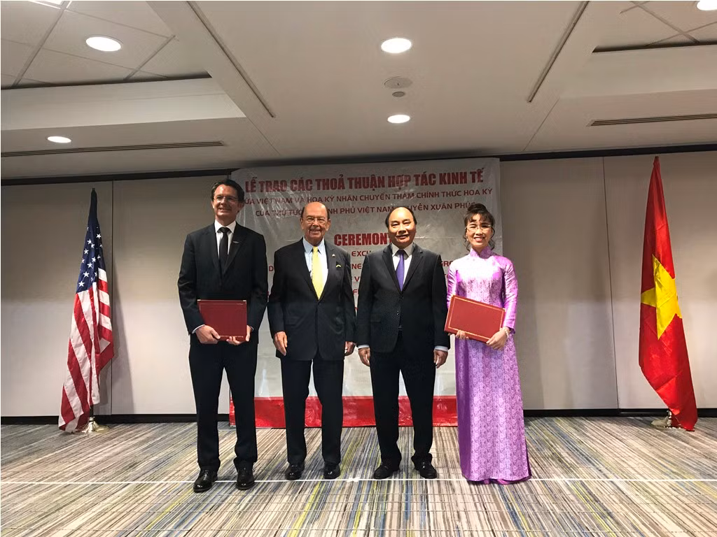 Thủ tướng Nguyễn Xuân Phúc và Bộ trưởng Thương mại Mỹ Wilbur L. Ross chụp ảnh cùng hai doanh nghiệp - ảnh nguồn Vietjet.