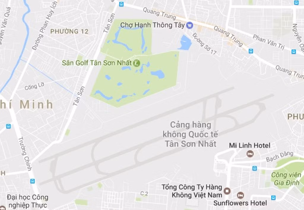 Dễn dàng nhận ra khu vực sân golf chiếm diện tích đất lớn trong sân bay Tân Sơn Nhất - ảnh chụp màn hình.
