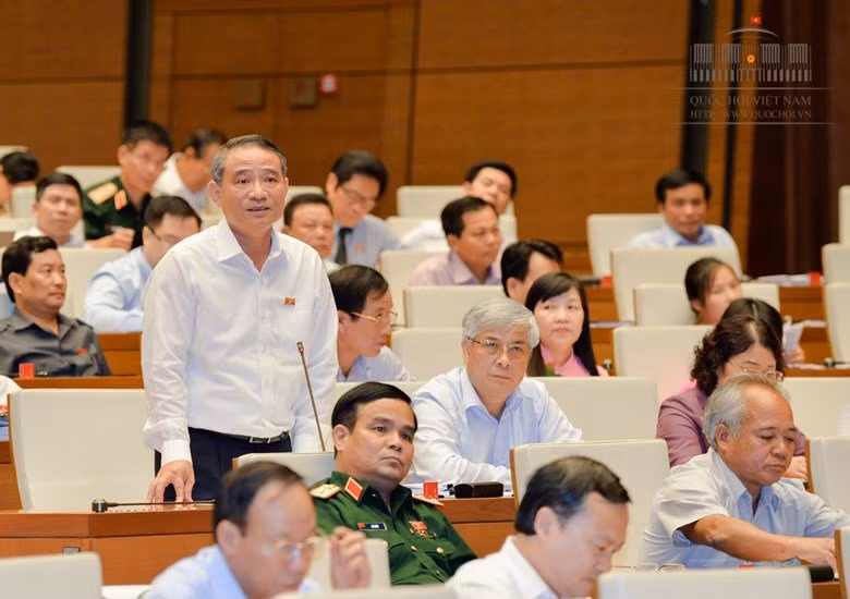 Bộ trưởng Bộ Giao thông vận tải - ông Trương Quang Nghĩa so sánh suất đầu tư cao tốc của Việt Nam với nhiều nước phát triển và cho rằng mức đầu tư đường cao tốc của Việt Nam thấp hơn nhiều nước. - ảnh Trung tâm thông tin Quốc hội.