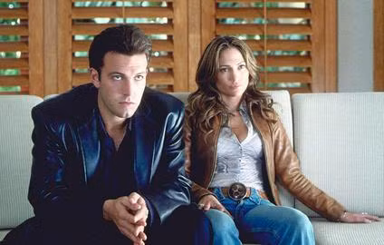 Jennifer Lopez and Ben Affleck sở hữu chiếc nhẫn kim cương hồng tự tạo 4 cara trị giá 1.25 triệu USD. Ảnh. Colombia Pictures. Jennifer Lopez and Ben Affleck sở hữu chiếc nhẫn kim cương hồng tự tạo 4 cara trị giá 1.25 triệu USD. Ảnh. Colombia Pictures.