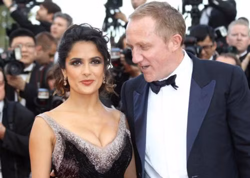 Samal Hayek và Francois-Henri Pinault với nhẫn kim cương hình ovan được lồng trong khung bằng plantinum có trọng lượng 5 cara, trị giá 200.000 USD. Ảnh. AFP. Samal Hayek và Francois-Henri Pinault với nhẫn kim cương hình ovan được lồng trong khung bằng plantinum có trọng lượng 5 cara, trị giá 200.000 USD. Ảnh. AFP.