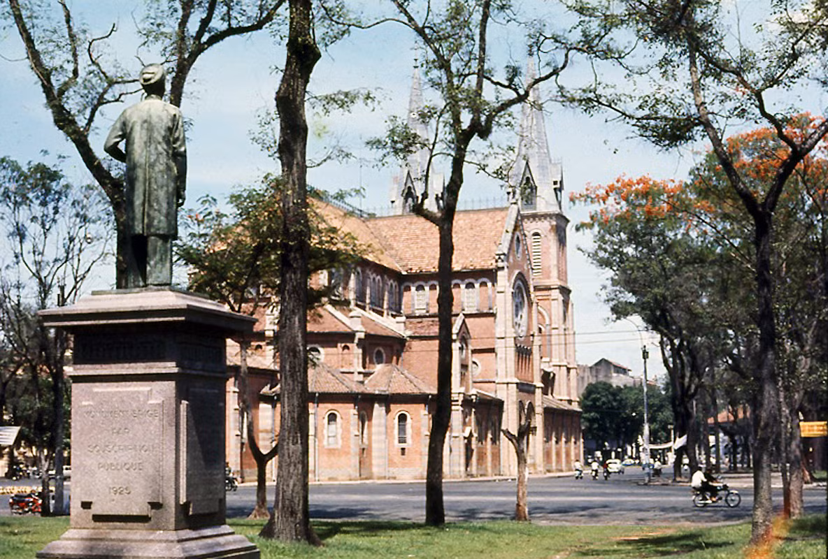 Tượng Trương Vĩnh Ký phía sau Nhà thờ Đức Bà năm 1969.