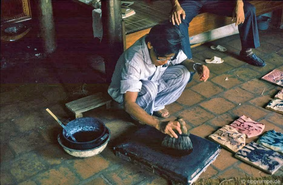 Nghệ nhân Nguyễn Đăng Chế đang dùng chổi lá thông để tạo nên những bức tranh Đông Hồ đầy màu sắc. Nghệ nhân Nguyễn Đăng Chế đang dùng chổi lá thông để tạo nên những bức tranh Đông Hồ đầy màu sắc.