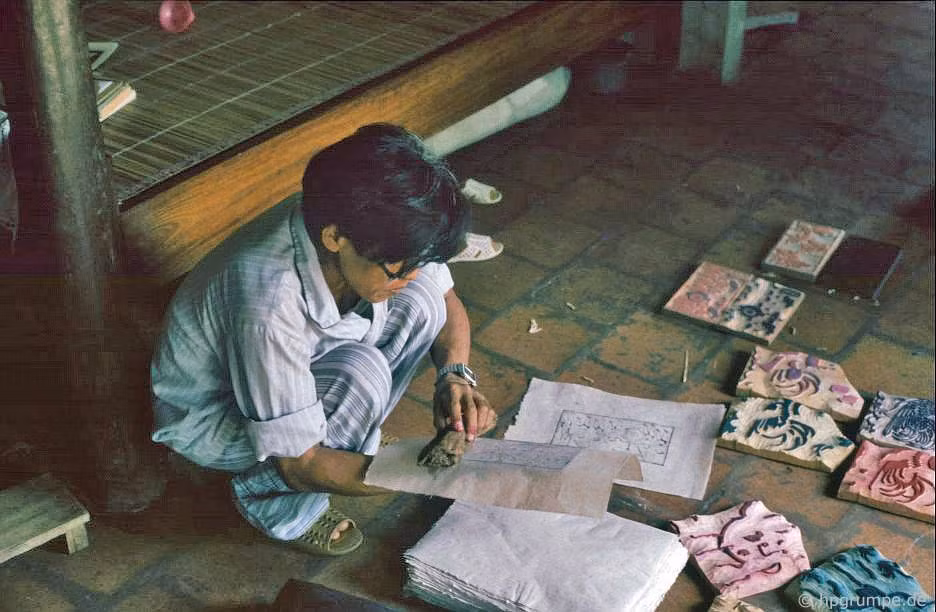 Tranh Đông Hồ, hay tên đầy đủ là tranh khắc gỗ dân gian Đông Hồ, là một dòng tranh dân gian Việt Nam với xuất xứ từ làng Đông Hồ (xã Song Hồ, huyện Thuận Thành, tỉnh Bắc Ninh). Trước kia tranh được bán ra chủ yếu phục vụ cho dịp Tết Nguyên Đán, người dân nông thôn mua tranh về dán trên tường, hết năm lại lột bỏ, dùng tranh mới. Tranh Đông Hồ, hay tên đầy đủ là tranh khắc gỗ dân gian Đông Hồ, là một dòng tranh dân gian Việt Nam với xuất xứ từ làng Đông Hồ (xã Song Hồ, huyện Thuận Thành, tỉnh Bắc Ninh). Trước kia tranh được bán ra chủ yếu phục vụ cho dịp Tết Nguyên Đán, người dân nông thôn mua tranh về dán trên tường, hết năm lại lột bỏ, dùng tranh mới.