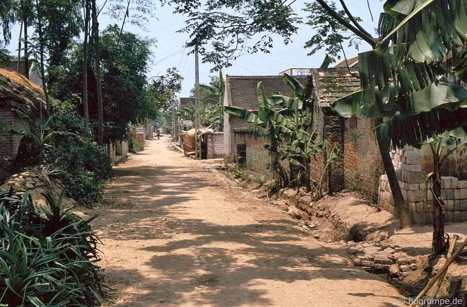 Khung cảnh tại làng Đông Hồ. Ảnh chụp năm 1991. Khung cảnh tại làng Đông Hồ. Ảnh chụp năm 1991.