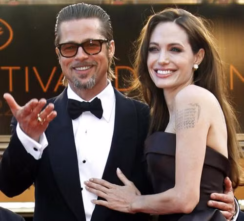 Angelina Jolie và Brad Pitt sở hữu chiếc nhẫn kim cương 10 cara có trị giá 1 triệu USD. Ảnh. Reuters. Angelina Jolie và Brad Pitt sở hữu chiếc nhẫn kim cương 10 cara có trị giá 1 triệu USD. Ảnh. Reuters.