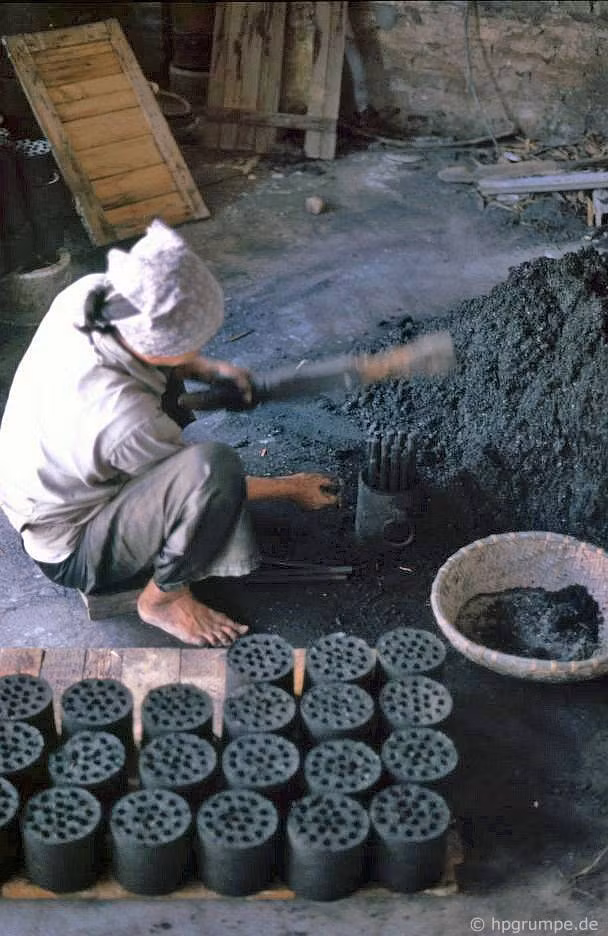 Thế kỷ XVIII-XIX, gốm Bát Tràng xuất khẩu giảm sút, nhưng làng gốm Bát Tràng vẫn là một trung tâm sản xuất gốm truyền thống có tiếng trong nước. Thế kỷ XVIII-XIX, gốm Bát Tràng xuất khẩu giảm sút, nhưng làng gốm Bát Tràng vẫn là một trung tâm sản xuất gốm truyền thống có tiếng trong nước.