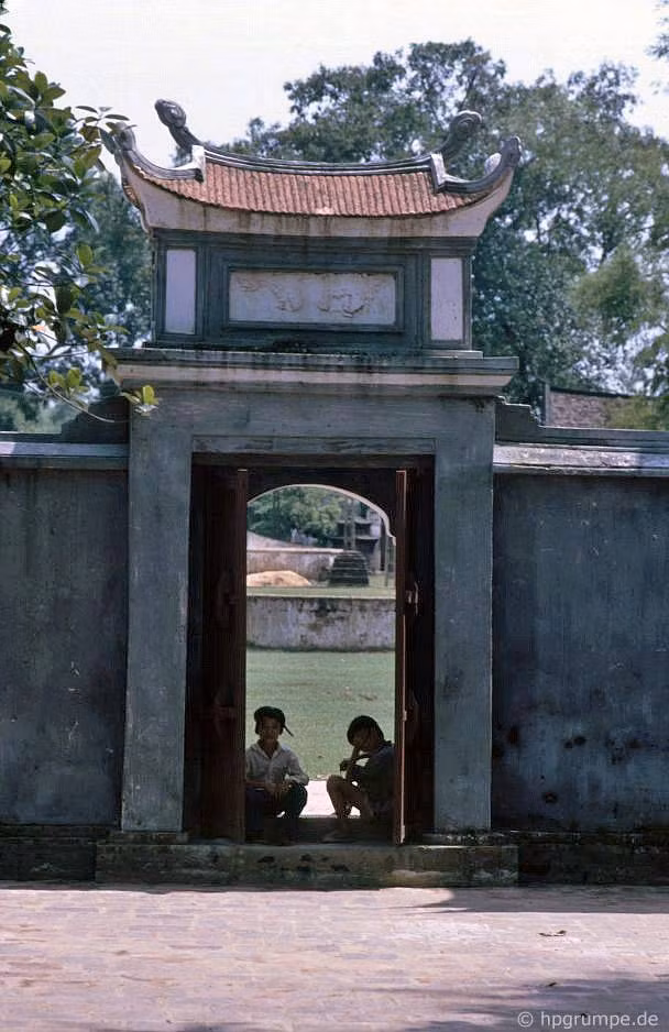 Một cổng phụ dẫn vào Đền Cổ Loa. Một cổng phụ dẫn vào Đền Cổ Loa.