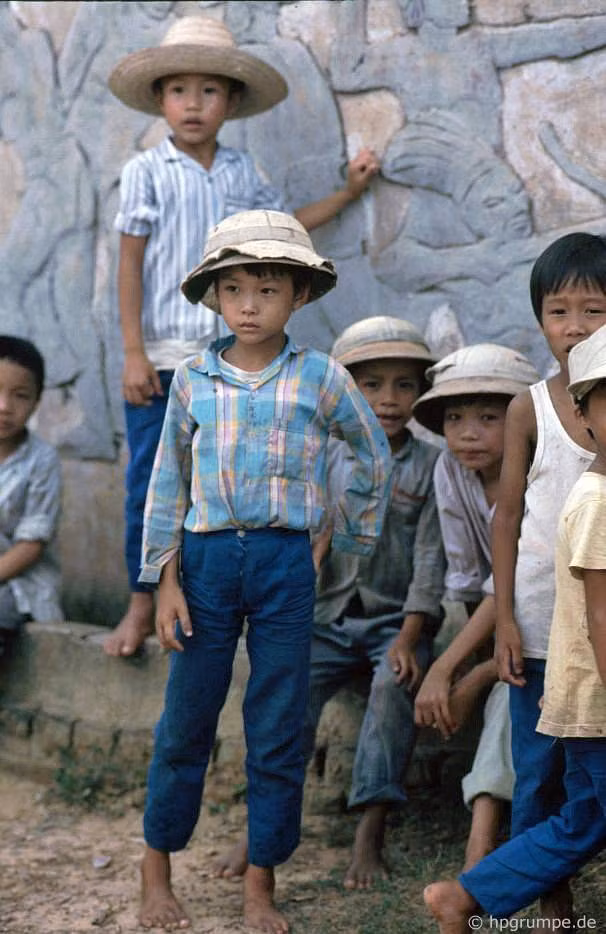 Trẻ em sống cạnh Đền Cổ Loa. Trẻ em sống cạnh Đền Cổ Loa.