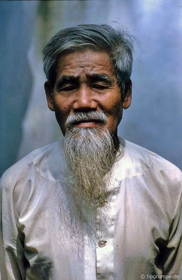 Một ông già sống cạnh Đền Cổ Loa. Ảnh chụp năm 1991. Một ông già sống cạnh Đền Cổ Loa. Ảnh chụp năm 1991.