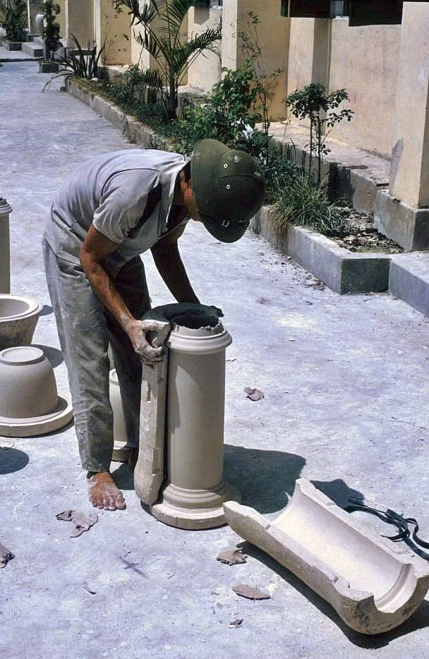 Qua thuyền buôn Trung Quốc, Nhật Bản, các nước Đông Nam Á và các nước phương Tây, đồ gốm Việt Nam được bán sang Nhật và nhiều nước Đông Nam Á, Nam Á. Qua thuyền buôn Trung Quốc, Nhật Bản, các nước Đông Nam Á và các nước phương Tây, đồ gốm Việt Nam được bán sang Nhật và nhiều nước Đông Nam Á, Nam Á.