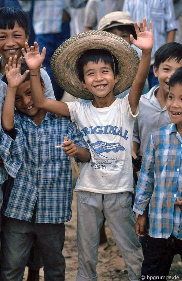 Trẻ em sống cạnh Đền Cổ Loa. Trẻ em sống cạnh Đền Cổ Loa.