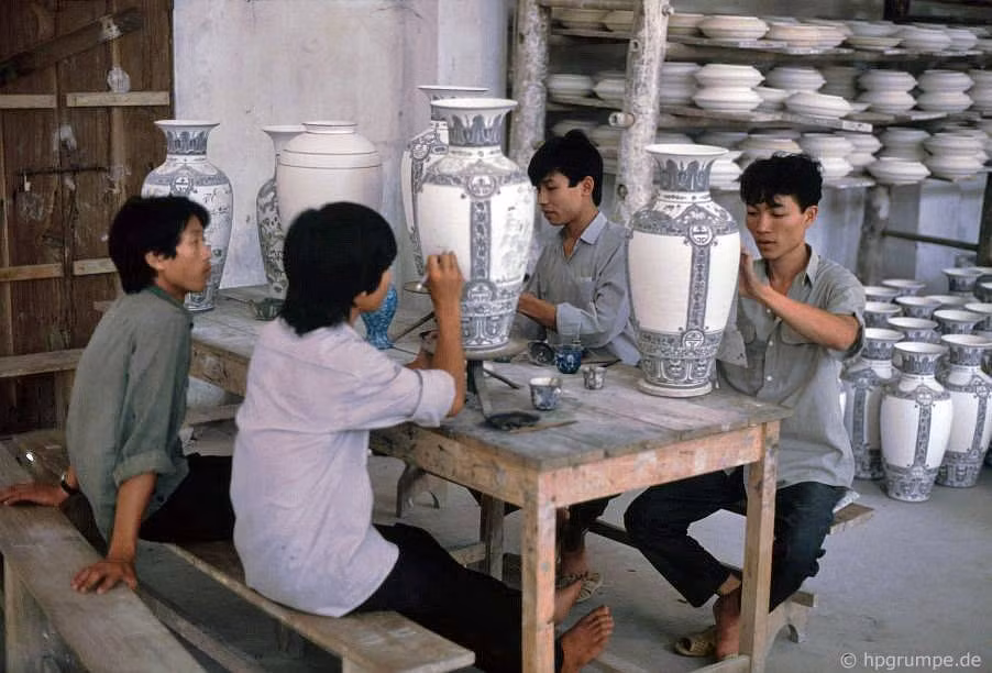 Cuối thời Trần TK XIV và sang đời Lê TK XV, Bát Tràng từ một làng gốm bình thường đã trở thành một trung tâm gốm nổi tiếng được triều đình chọn cung cấp đồ cống phẩm cho nhà Minh, Trung Quốc. Cuối thời Trần TK XIV và sang đời Lê TK XV, Bát Tràng từ một làng gốm bình thường đã trở thành một trung tâm gốm nổi tiếng được triều đình chọn cung cấp đồ cống phẩm cho nhà Minh, Trung Quốc.