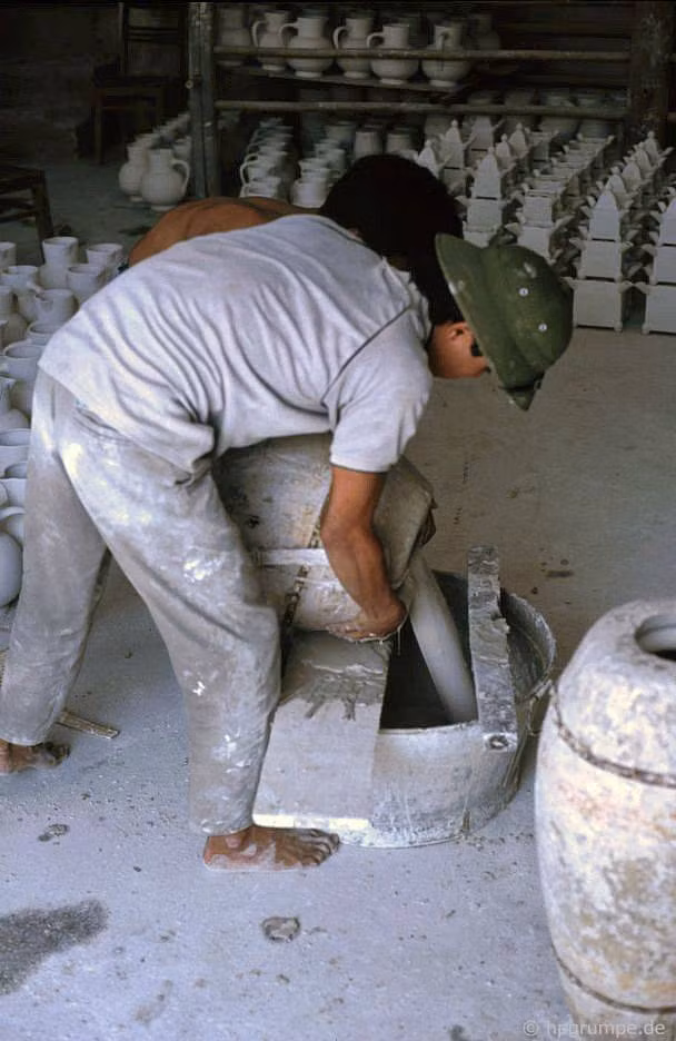 Vào thế kỷ XVI-XVII, gốm Bát Tràng phát triển trong một bối cảnh kinh tế mới của đất nước và khu vực. Hoạt động mậu dịch hàng hải khu vực Đông Nam Á càng trở nên sôi động, lôi cuốn các nước trong khu vực vào hệ thống buôn bán châu Á và với thị trường thế giới đang hình thành. Vào thế kỷ XVI-XVII, gốm Bát Tràng phát triển trong một bối cảnh kinh tế mới của đất nước và khu vực. Hoạt động mậu dịch hàng hải khu vực Đông Nam Á càng trở nên sôi động, lôi cuốn các nước trong khu vực vào hệ thống buôn bán châu Á và với thị trường thế giới đang hình thành.